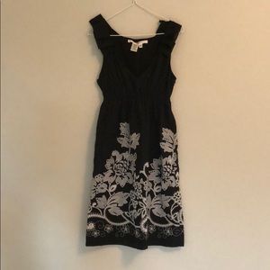 Black V-neck S dress with white flower stitching